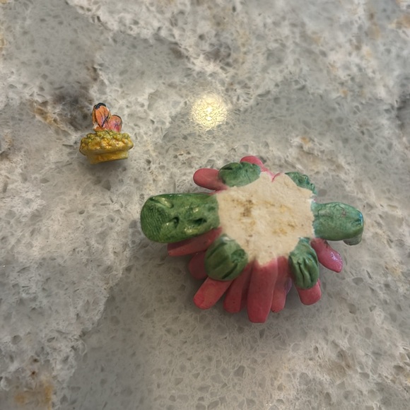 Teapot set, Miniature with removable lids. Large is Avon. Two smaller unmarked. - Picture 12 of 13